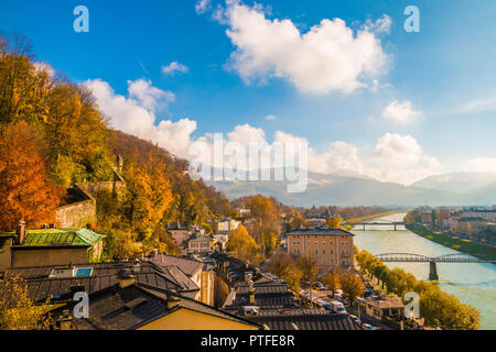 Vista di Salisburgo e il fiume Salzach dal vecchio muro fortificato sul Kapuzinerberg. Soleggiata giornata autunnale a Salisburgo, Austria Foto Stock