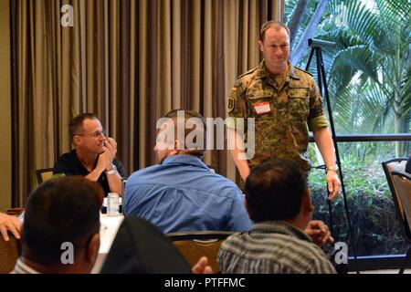 Il tedesco Lt. Col. Raimar Neuhaus, M.D., capo delle operazioni mediche per la comune servizio medico, la NATO si presenta durante il ventesimo annuali in materia di salute emergenze in grandi popolazioni (S.E.L.P.) corso di Honolulu, luglio 10 Foto Stock