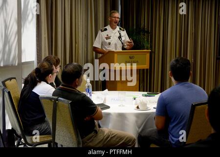 Sgt. Il Mag. Matthew Howard, DA PARTE DEGLI STATI UNITI Pacifico esercito Public Affairs Office, fornisce istruzioni sulla comunicazione in caso di crisi e coinvolgimento dei media nel disastro ambienti di risposta durante le emergenze sanitarie in grandi popolazioni (S.E.L.P.) corso a Hale Koa Hotel a Honolulu, Hawaii, luglio 13. Foto Stock