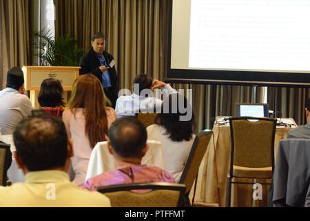 Col. Francesco Cabugon, delegato per le forze armate delle Filippine, dà una presentazione durante le emergenze sanitarie in grandi popolazioni (S.E.L.P.) corso a Hale Koa Hotel a Honolulu, Hawaii, 17 luglio. Foto Stock