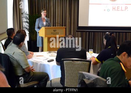 RedR Australia Chief Executive Officer Kirsten Sayers fornisce osservazioni conclusive il giorno finale delle emergenze sanitarie in grandi popolazioni (S.E.L.P.) corso a Hale Koa Hotel a Honolulu, Hawaii, luglio 21. RedR Australia, internazionale di risposta di emergenza agenzia con ampia esperti in materia di sanità pubblica e di risposta di emergenza, ha sostenuto il corso fin dal 2013. Foto Stock