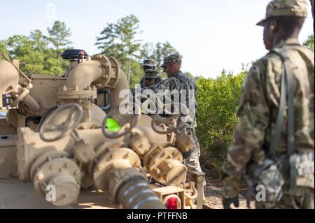 Stati Uniti La riserva di esercito di soldati con il 728th Quartermaster Company, Fremont, Neb., azionare una pompa sulla pipeline terrestre del sistema di distribuzione durante QLLEX 2017, 21 luglio a Fort Bragg, NC. QLLEX, corto per il Quartermaster Logistica liquido di esercizio, è l'U.S. La riserva di esercito del premier esercizio di preparazione per il carburante e la distribuzione d'acqua. Questo anno di QLLEX non è solo una dimostrazione completa della capacità di combattere la prontezza e la letalità di America's Army riserva per mettere il combustibile e l'acqua in cui è più necessaria - per i veicoli e le mani della guerra-combattente e unità di manovra - ma anche ulteriore esercizio Foto Stock