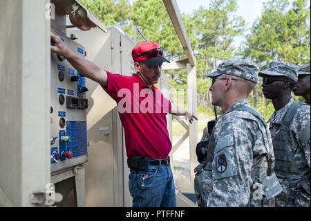 Brandon Howard, CON GLI STATI UNITI Forze armate il comando di petrolio modulo di formazione, Fort Pickett, Virginia, discute le operazioni della pompa a U.S. La riserva di esercito di soldati dal 728th Quartermaster Company, Fremont, Neb. Durante QLLEX 2017, 21 luglio a Fort Bragg, NC. QLLEX, corto per il Quartermaster Logistica liquido di esercizio, è l'U.S. La riserva di esercito del premier esercizio di preparazione per il carburante e la distribuzione d'acqua. Questo anno di QLLEX non è solo una dimostrazione completa della capacità di combattere la prontezza e la letalità di America's Army riserva per mettere il combustibile e l'acqua in cui è più necessaria - per i veicoli e le mani Foto Stock