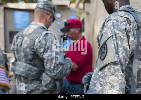 Brandon Howard, CON GLI STATI UNITI Forze armate il comando di petrolio modulo di formazione, Fort Pickett, Virginia, discute le operazioni della pompa a U.S. La riserva di esercito di soldati dal 728th Quartermaster Company, Fremont, Neb. Durante QLLEX 2017, 21 luglio a Fort Bragg, NC. QLLEX, corto per il Quartermaster Logistica liquido di esercizio, è l'U.S. La riserva di esercito del premier esercizio di preparazione per il carburante e la distribuzione d'acqua. Questo anno di QLLEX non è solo una dimostrazione completa della capacità di combattere la prontezza e la letalità di America's Army riserva per mettere il combustibile e l'acqua in cui è più necessaria - per i veicoli e le mani Foto Stock