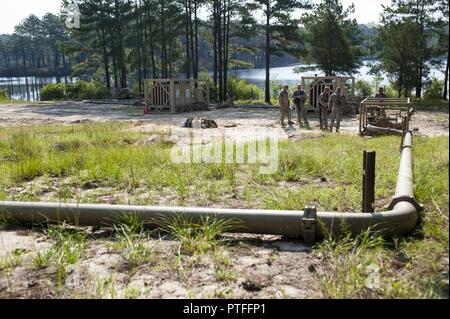 Stati Uniti La riserva di esercito di soldati con il 728th Quartermaster Company, Fremont, Neb., azionare un gasdotto terrestre del sistema di distribuzione durante QLLEX 2017, 21 luglio a Fort Bragg, NC. QLLEX, corto per il Quartermaster Logistica liquido di esercizio, è l'U.S. La riserva di esercito del premier esercizio di preparazione per il carburante e la distribuzione d'acqua. Questo anno di QLLEX non è solo una dimostrazione completa della capacità di combattere la prontezza e la letalità di America's Army riserva per mettere il combustibile e l'acqua in cui è più necessaria - per i veicoli e le mani della guerra-combattente e unità di manovra - ma anche ulteriori esercizi inte Foto Stock