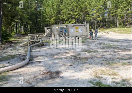 Stati Uniti La riserva di esercito di soldati con il 728th Quartermaster Company, Fremont, Neb., azionare una pompa sulla pipeline terrestre del sistema di distribuzione durante QLLEX 2017, 21 luglio a Fort Bragg, NC. QLLEX, corto per il Quartermaster Logistica liquido di esercizio, è l'U.S. La riserva di esercito del premier esercizio di preparazione per il carburante e la distribuzione d'acqua. Questo anno di QLLEX non è solo una dimostrazione completa della capacità di combattere la prontezza e la letalità di America's Army riserva per mettere il combustibile e l'acqua in cui è più necessaria - per i veicoli e le mani della guerra-combattente e unità di manovra - ma anche ulteriore esercizio Foto Stock