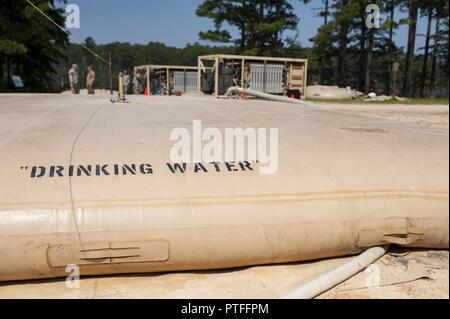 L'acqua in questa borsa è pronto per la distribuzione durante QLLEX 2017, 21 luglio a Fort Bragg, NC. QLLEX, corto per il Quartermaster Logistica liquido di esercizio, è l'U.S. La riserva di esercito del premier esercizio di preparazione per il carburante e la distribuzione d'acqua. Questo anno di QLLEX non è solo una dimostrazione completa della capacità di combattere la prontezza e la letalità di America's Army riserva per mettere il combustibile e l'acqua in cui è più necessaria - per i veicoli e le mani della guerra-combattente e unità di manovra - ma anche ulteriori esercizi l'interoperabilità dell'U.S. La riserva di esercito a fianco dell esercito attivo e British Army log Foto Stock