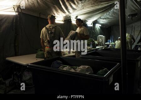 Stati Uniti La riserva di esercito di soldati con la 275ht Quartermaster Company, Fort Pickett, Virginia, ordina e piega lavanderia pulita durante QLLEX 2017, 21 luglio a Fort Bragg, NC. QLLEX, corto per il Quartermaster Logistica liquido di esercizio, è l'U.S. La riserva di esercito del premier esercizio di preparazione per il carburante e la distribuzione d'acqua. Questo anno di QLLEX non è solo una dimostrazione completa della capacità di combattere la prontezza e la letalità di America's Army riserva per mettere il combustibile e l'acqua in cui è più necessaria - per i veicoli e le mani della guerra-combattente e unità di manovra - ma anche ulteriori esercizi di interoperabilità Foto Stock