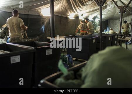 Stati Uniti La riserva di esercito di soldati con la 275ht Quartermaster Company, Fort Pickett, Virginia, ordina e piega lavanderia pulita durante QLLEX 2017, 21 luglio a Fort Bragg, NC. QLLEX, corto per il Quartermaster Logistica liquido di esercizio, è l'U.S. La riserva di esercito del premier esercizio di preparazione per il carburante e la distribuzione d'acqua. Questo anno di QLLEX non è solo una dimostrazione completa della capacità di combattere la prontezza e la letalità di America's Army riserva per mettere il combustibile e l'acqua in cui è più necessaria - per i veicoli e le mani della guerra-combattente e unità di manovra - ma anche ulteriori esercizi di interoperabilità Foto Stock