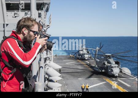 CORAL SEA (20 luglio 2017) il personale dei media osservare le operazioni di volo da avvoltoio la fila durante un tour dell'assalto anfibio nave USS Bonhomme Richard (LHD 6) durante il talismano di Saber 17. Talismano Saber è una biennale degli STATI UNITI - Australia esercizio bilaterale tenutosi al largo della costa australiana intende conseguire l'interoperabilità e rafforzare gli Stati Uniti-Australia alliance. Foto Stock