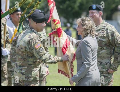 Dott.ssa Cristina T. Altendorf, direttore regionale di IMCOM-pacifico, passa il Giappone USAG guidon al Col. Phillip K. Gage, incoming USAG Giappone commander, durante un cambio del comando cerimonia tenutasi il 21 Luglio presso il Camp Zama Yano del campo. Foto Stock