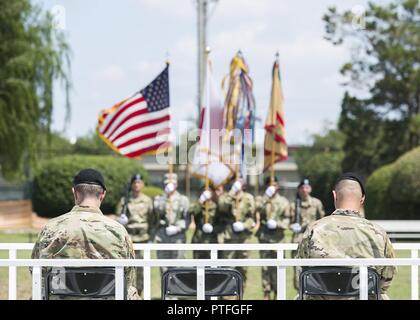 Col. William B. Johnson, in uscita USAG Giappone commander (sinistra), e di recente nominato USAG Giappone commander, Col. Phillip K. Gage (destra), sedersi davanti alla guardia di colore durante la USAG Giappone modificare del comando cerimonia tenutasi il 21 Luglio presso il Camp Zama Yano del campo. Foto Stock