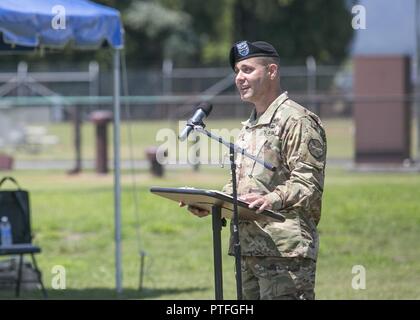 Col. Phillip K. Gage, incoming USAG Giappone commander, dà il suo commento durante la USAG Giappone modificare del comando cerimonia tenutasi il 21 Luglio presso il Camp Zama Yano del campo. Foto Stock