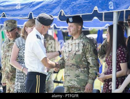 Il Mag. Gen. James F. Pasquarette, U.S. Esercito in Giappone commander, si congratula con il Col. Phillip K. Gage, incoming USAG Giappone commander, seguendo la USAG Giappone modificare del comando cerimonia tenutasi il 21 Luglio presso il Camp Zama Yano del campo. Foto Stock