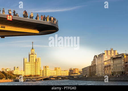 Mosca, Russia-September 20,2018: la vista al Poryachiy ponte sul fiume Moskva a Zaryadye Park a Mosca, la barca sul fiume e Kotelniches Foto Stock