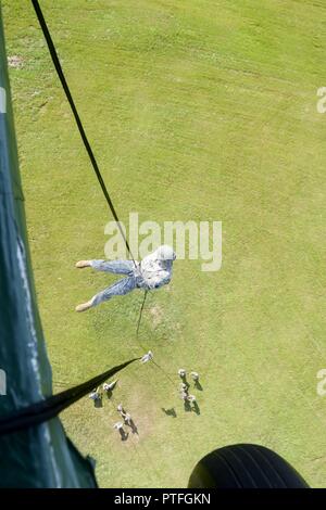 Soldati con Fort Indiantown Gap inaugurale della Air Assault Course rappel da un UH-60 Black Hawk elicottero azionato da pilota dall'esercito orientale la guardia nazionale di aviazione Sito di formazione Luglio 20, 2017. I dieci giorni di corso progettato per preparare i soldati per inserimento, evacuazione e pathfinder missioni che richiedono l'uso di mezzi di trasporto multiuso e elicotteri d'assalto. Fort Indiantown Gap è solo uno dei sette siti di formazione di offrire Air Assault scuola. Foto Stock