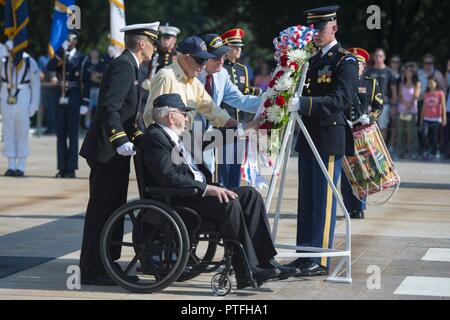 USS Arizona superstiti di partecipare in una delle Forze Armate ghirlanda di cerimonia di posa presso la tomba del Soldato Sconosciuto presso il Cimitero Nazionale di Arlington, Arlington, Virginia, luglio 21, 2017. La cerimonia è stata in riconoscimento dell attacco alla Naval Corazzata USS Arizona e il 1.777 marinai che sono stati uccisi durante l'attacco di Pearl Harbor il 7 dicembre 1941. Foto Stock