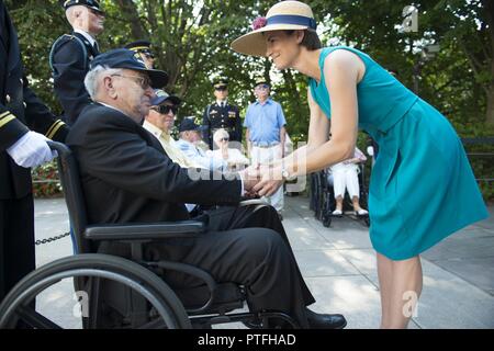 La sig.ra Katharine Kelley, sovrintendente, il Cimitero Nazionale di Arlington presenta la USS Arizona superstiti con un regalo presso il Cimitero Nazionale di Arlington, Arlington, Virginia, luglio 21, 2017. I sopravvissuti hanno partecipato in precedenza in una delle Forze Armate ghirlanda di cerimonia di posa presso la tomba in riconoscimento dell attacco alla Naval Corazzata USS Arizona e il 1.777 marinai che sono stati uccisi durante l'attacco di Pearl Harbor il 7 dicembre 1941. Foto Stock