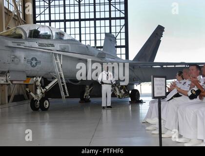 Avionica leader Divisione Petty Officer A1 Ahmad Zephir rimuove Capt. Chuck Stuart il nome da un'F/A-18 Hornet per rivelare il nome di FRCSE è di nuovo comandante, il cap. Trento DeMoss presso lo stabilimento il mutamento della cerimonia di comando giovedì. Foto Stock