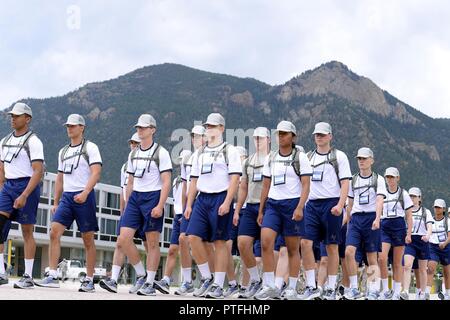 Cadetti di base su marzo u.s. Air Force Academy è un terrazzo in Colorado Springs, Colo., luglio 12, 2017. Quasi 1.200 giovani uomini e donne sono nella seconda settimana di base formazione Cadet, un periodo di sei settimane di mentale e programma di allenamento fisico. Per diventare un cadet, essi devono laurearsi BCT, una lunga tradizione di standard uniformi per i membri del servizio e servizio di cadetti dell'Accademia. Foto Stock