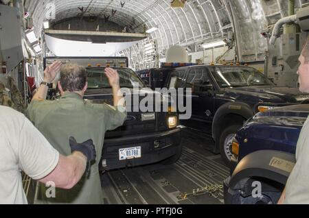 Membri della Arizona Nazionale della Protezione Civile 91Team di supporto e la 161Air Refuelling carico alare CST veicoli su un C-17 Globemaster aerei cargo a Goldwater Air National Guard Base Luglio 18. Il 91viaggiato a Buckley Air Force Base a partecipare in un multi-CST esercizio di allenarsi insieme in una posizione per un grande o un incidente molto diffuso. (Ariz. Esercito nazionale Guard Foto Stock