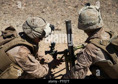 Stati Uniti Marine Corps PFC. Gonzalo Costilla II, sinistra e PFC. Kyle Hoffman, mortarmen, sia con società alfa, 1° Battaglione, 1° Reggimento Marine (1/1), Marine Air-Ground Task Force-8 (MAGTF-8), regolare la posizione di un M224A1 60mm sistema di malta durante la formazione integrata esercizio 5-17 (ITX) sul corpo della Marina di Massa aria centro di combattimento ventinove Palms, California, 21 luglio 2017. Lo scopo di ITX è creare un impegnativo, addestramento realistico ambiente che produce la lotta contro-pronto di forze in grado di operare come un sistema integrato di MAGTF. Foto Stock