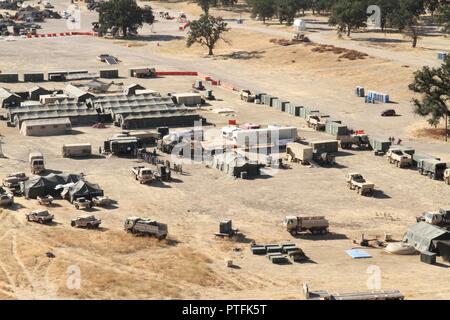 Vista aerea del 345 a combattere l'Ospedale di sostegno istituito all'interno del giunto combinato area operativa nel paese nozionale di Atropia durante il Global Medic 2017 combattere la formazione per il supporto di esercizio (CSTX) a Fort Hunter Liggett, California 345 CSH, al di là della 332Brigata medica, 3d comando medici (supporto per la distribuzione), ha partecipato all'evento come la salute premier provider di supporto per la combined joint task force che includeva i membri militari dell esercito di riserva di guardia e riserva di esercito, Marina, Aviazione, Marines, insieme con i professionisti del settore medico dall'esercito canadese e Royal Regno di Foto Stock