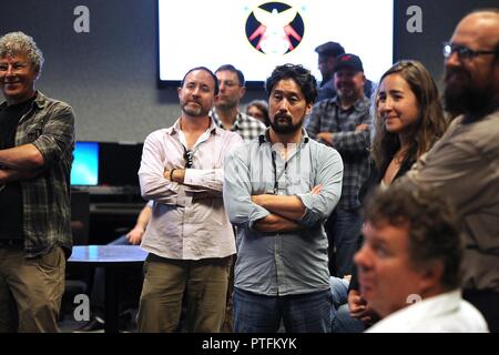 Team Schriever accoglie e insegna ai visitatori da Hollywood durante un tour a Schriever Air Force Base in Colorado, luglio 17, 2017. I partecipanti del tour inclusi registi, produttori e scrittori acclamato da aziende come Netflix, Marvel Studios e Warner Brothers. Foto Stock