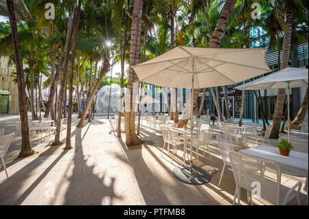 MIAMI - circa agosto, 2018: sole di mattina i flussi attraverso il cortile del luxury retail Palm Court nel Design District. Foto Stock