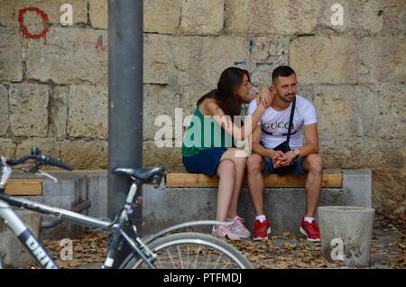 Una giovane coppia di condividere un momento romantico nel centro di Tirana Albania Foto Stock