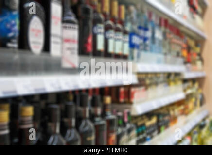 Immagine sfocata di ripiani con bevande alcoliche nel supermercato. Foto Stock