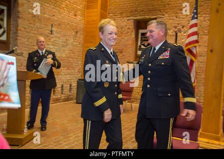 Louisiana Guardia Nazionale Il Mag. Gen. Joanne F. Sheridan riceve applausi dopo essere stato promosso al rango di magg. Gen all'Ansel M. Stroud Storia Militare & Museo delle Armi a Jackson Caserma a New Orleans, Louisiana, luglio 21, 2017. Nel suo nuovo ruolo come assistente aiutante generale, lei ora serve come un consulente principale per l'aiutante generale. Lei è incaricato di assistere l'aiutante generale per la distribuzione e il coordinamento dei programmi, politiche e piani per la LANG. Foto Stock