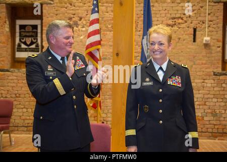 Louisiana Guardia Nazionale Il Mag. Gen. Joanne F. Sheridan riceve applausi dopo essere stato promosso al rango di magg. Gen all'Ansel M. Stroud Storia Militare & Museo delle Armi a Jackson Caserma a New Orleans, Louisiana, luglio 21, 2017. Nel suo nuovo ruolo come assistente aiutante generale, lei ora serve come un consulente principale per l'aiutante generale. Lei è incaricato di assistere l'aiutante generale per la distribuzione e il coordinamento dei programmi, politiche e piani per la LANG. Foto Stock