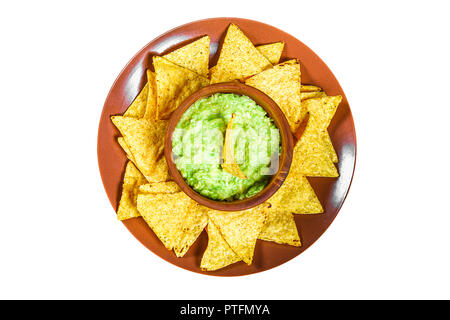 Tradizionale messicano Guacamole salsa a base di avocado e la calce e patatine nachos su uno sfondo bianco. Guacamole e nachos isolati su sfondo bianco. Foto Stock