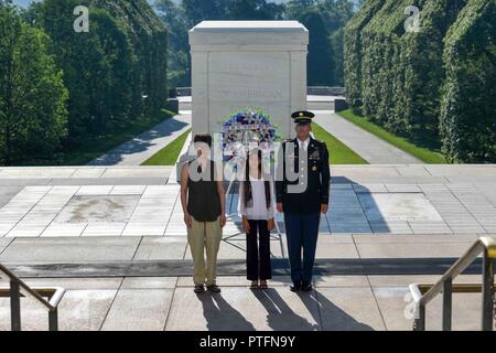 Sgt. Il Mag. Jeffrey Lewis, con 3d U.S. Reggimento di Fanteria (la vecchia guardia), e sua moglie Sun e la figlia Hannah partecipare in una ghirlanda di cerimonia di posa presso la tomba del Milite Ignoto, il Cimitero Nazionale di Arlington, Arlington, Virginia, il 19 luglio 2017. Come Lewis si diparte la vecchia guardia, una corona è prevista per commemorare i suoi quattro anni di servizio all'interno dell'unità. Lewis pensionati Agosto 1, 2017 dopo 30 anni di servizio dedicato. Foto Stock