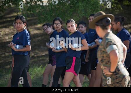 Poolees dalla stazione di reclutamento San Antonio imparare praticare da un trapano istruttore durante un tutto-femmina funzione della piscina presso il Camp Bullis, Texas, 22 luglio. Funzioni della piscina sono tenuti a preparare le future Marines per lo stress fisico e mentale di Marine Corps reclutamento di formazione. Foto Stock