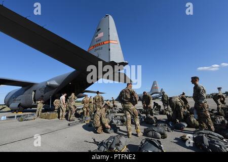 Multinazionale di personale militare assemblare vicino a C-130 Hercules aeromobili a Papa Air Base, Ungheria, 21 luglio 2017, prima di condurre le operazioni di volo più tardi quella sera durante l'esercizio Risposta rapida 17. Risposta rapida è legata a esercitare Saber Guardian 17, U.S. Esercito Europa-led, esercizio di multinazionali che si estende attraverso la Bulgaria, Ungheria e Romania con più di 25.000 membri del servizio da 22 alleati e nazioni partner Foto Stock
