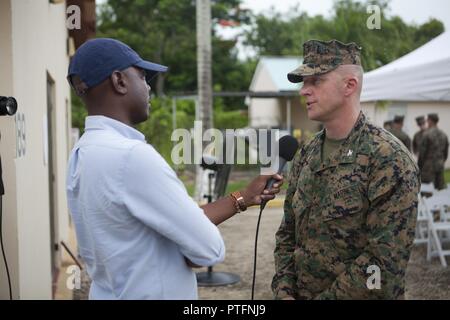 Stati Uniti Marine Col. Michael V. Samarov, il comandante della Special Purpose Marine Air-Ground Task Force - Comando Sud, è stato intervistato da un locale del canale di notizie alla cerimonia di apertura per il rinnovo del Belize Defence Force ospedale a caserma dei prezzi in Ladyville, Belize, luglio 21, 2017. Marines con il Belize distacco, Logistica elemento di combattimento per scopi speciali Air-Ground Marine Task Force - Comando Sud, stanno ristrutturando l'ospedale a caserma dei prezzi in cooperazione con il Belize Defence Force. I marines e i marinai di SPMAGTF-SC sono distribuiti in America centrale a partire da giugno Foto Stock