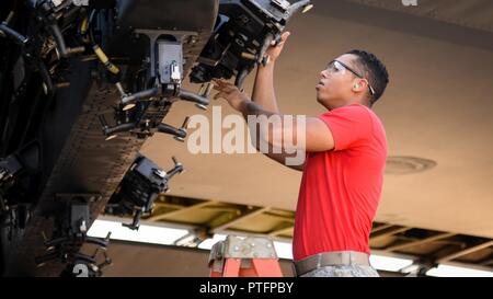 Airman 1. Classe Jovany Rodriguez, 96Manutenzione aeromobili unità di carico di armi membro di equipaggio, ispeziona un MAU-12 per manutenzione durante un carico di armi della concorrenza a Barksdale Air Force Base, La., Luglio 7, 2017. La 96AMU ha vinto il concorso contro il ventesimo con un tempo di caricamento di 23 minuti, 30 secondi. Foto Stock