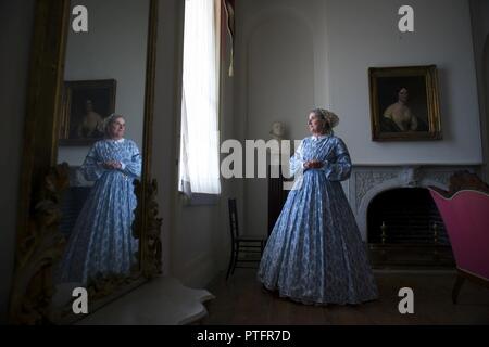 Docente volontario, Roberta "Bobbie" Jones, sorge nel bianco Parlor Room del Arlington Casa di Robert E. Lee Memorial, il Cimitero Nazionale di Arlington, Arlington, Virginia, luglio 19, 2017. Nel luglio del 2015, filantropo David M. Rubinstein ha annunciato un $12.35 milioni di donazione per il Parco Nazionale di Fondazione del Centenario della campagna per l'America Parchi Nazionali per ripristinare e migliorare l'accesso alla casa di Arlington. Questo lavoro è programmato per iniziare alla fine di agosto 2017, limitando l'accesso ai visitatori. Foto Stock