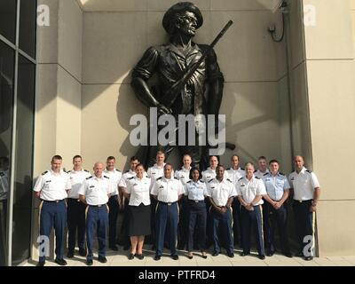 North Carolina National Guard soldati e aviatori che partecipano all'operazione Potomac sostare davanti a un minuteman statua all'Esercito nazionale Guard Readiness Center di Washington, D.C. sulla luglio 11, 2017. Funzionamento Potomac fornisce un opportunità per metà carriera di ufficiali e marescialli per approfondire il livello strategico di gestione del budget e di attuazione delle politiche con il viaggio a Washington e incontro con i membri del Congresso e la Guardia Nazionale Bureau leadership. Foto Stock