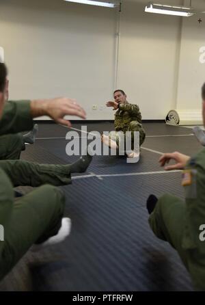 Tech. Sgt. Garrett Wright, XXII Operations Support Squadron sopravvivenza, Evasione, di resistenza e di fuga e di personale specializzato di recupero, incarica combatives formazione Luglio 13, 2017 a McConnell Air Force Base, Kan. Wright conduce vari tipi di sere formazione per gli avieri a McConnell. Foto Stock