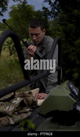 Tech. Sgt. Garrett Wright, XXII Operations Support Squadron sopravvivenza, Evasione, di resistenza e di fuga e di personale specializzato di recupero, comunica con il personale di volo durante un combattimento sopravvivenza Corso di Aggiornamento Luglio 13, 2017, in Derby, Kan. Durante la formazione, Wright coordinati con equipaggio per stabilire le comunicazioni con la simulazione di una forza di recupero. Foto Stock