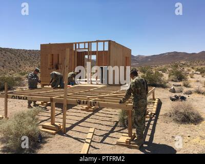 Stati Uniti La riserva di esercito di soldati del 492nd e ingegnere 302nd aziende treno a fianco degli Stati Uniti Gli ingegneri dell'esercito dal xi Armored reggimento di cavalleria come costruire la violazione urbano ostacolo. Questa struttura sulla squadra di fanteria battaglia corso permetterà alle unità di treno sulla meccanica di violare le tecniche e camera tattiche di clearing U.S. Esercito Foto Stock