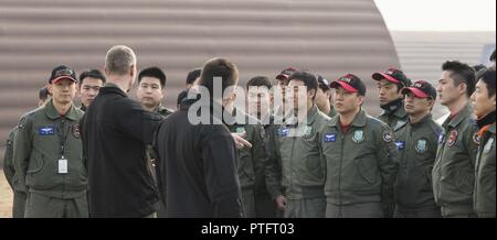 F-22 piloti di parlare a un gruppo di studenti e istruttori piloti dal 1° Fighter Wing, Gwangju Air Base,Repubblica di Corea, Dicembre 07, 2017 a Gwangju AB, ROK. Lo studente e l'istruttore i piloti sono stati in grado di imparare di più circa la F-22 Raptor durante il loro tour di una visualizzazione statica. Foto Stock