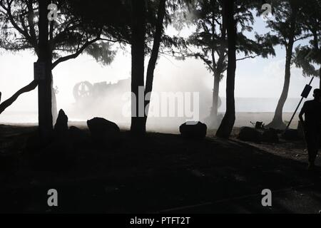 MARINE CORPS AREA formazione soffietto, HAWAII - Una Landing Craft, cuscino d'aria (LCAC) con Assault Craft unità 5, America pronto anfibio gruppo rende il suo approccio a soffietto Beach durante il supporto Esercizio, luglio 13, 2017. SUSTEX è il meu del primo esercizio in quanto la distribuzione di edificio su e affinare le competenze sono affilati durante il loro lavoro fino alla formazione. Xv MEU e America pronto anfibio gruppo Team sono distribuiti come una risposta in caso di crisi e di forza di emergenza a sostegno della flotta e lottatori condottieri. Foto Stock