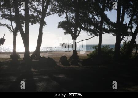 MARINE CORPS AREA formazione soffietto, HAWAII - Una Landing Craft, cuscino d'aria (LCAC) con Assault Craft unità 5, America pronto anfibio gruppo rende il suo approccio a soffietto Beach durante il supporto Esercizio, luglio 13, 2017. SUSTEX è il meu del primo esercizio in quanto la distribuzione di edificio su e affinare le competenze sono affilati durante il loro lavoro fino alla formazione. Xv MEU e America pronto anfibio gruppo Team sono distribuiti come una risposta in caso di crisi e di forza di emergenza a sostegno della flotta e lottatori condottieri. Foto Stock