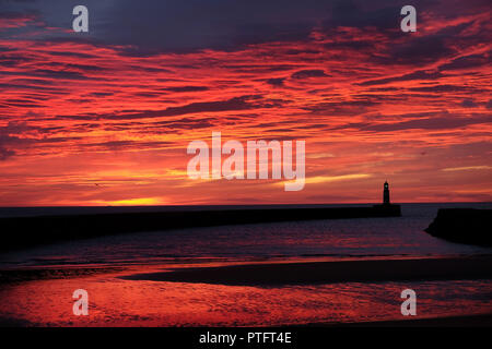 Sunrise a Seaham porto nella Contea di Durham. Foto Stock