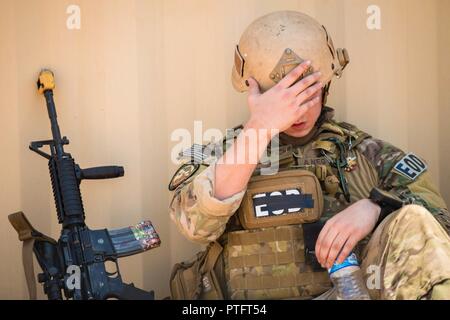 Il personale Sgt. Jeffery Knelange, 56th ingegnere civile Squadron l'eliminazione degli ordigni esplosivi team leader, appoggia durante EOD training presso la Firenze prenotazione militare a Firenze Ariz., 21 luglio 2017. Quattro team ha trascorso la giornata a disarmare simulato dispositivi esplosivi e praticano la loro consapevolezza situazionale durante il corso di formazione composto in quasi 100 gradi Fahrenheit temperature. Foto Stock