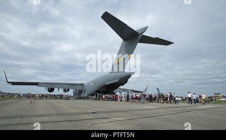 Centinaia di spettatori la linea fino a vedere l'interno di una base comune di Charleston C-17 Globemaster III a Yeovilton International Air giornata al Royal Naval Air Station Yoeovilton, U.K. Citizen aviatori dal 701st Airlift Squadron impostare la barra alta da battenti prima C-17 a basso livello passano attraverso il "Mach Loop" e catturato un'altra vittoria per la loro visualizzazione statica a l'air show venerdì e sabato. Foto Stock